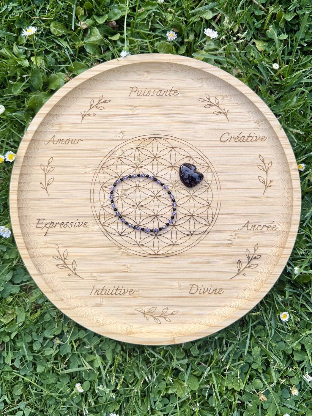 Plateau énergétique rond gravé avec bracelet de pierres et pierre en forme de cœur, créations L'Univers du Petit Bois