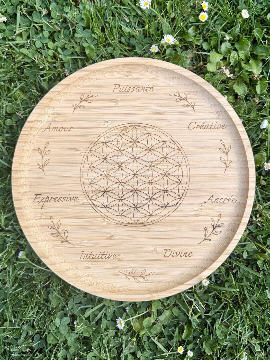 Plateau énergétique rond gravé, fleur de vie et mots inspirants, créations L'Univers du Petit Bois