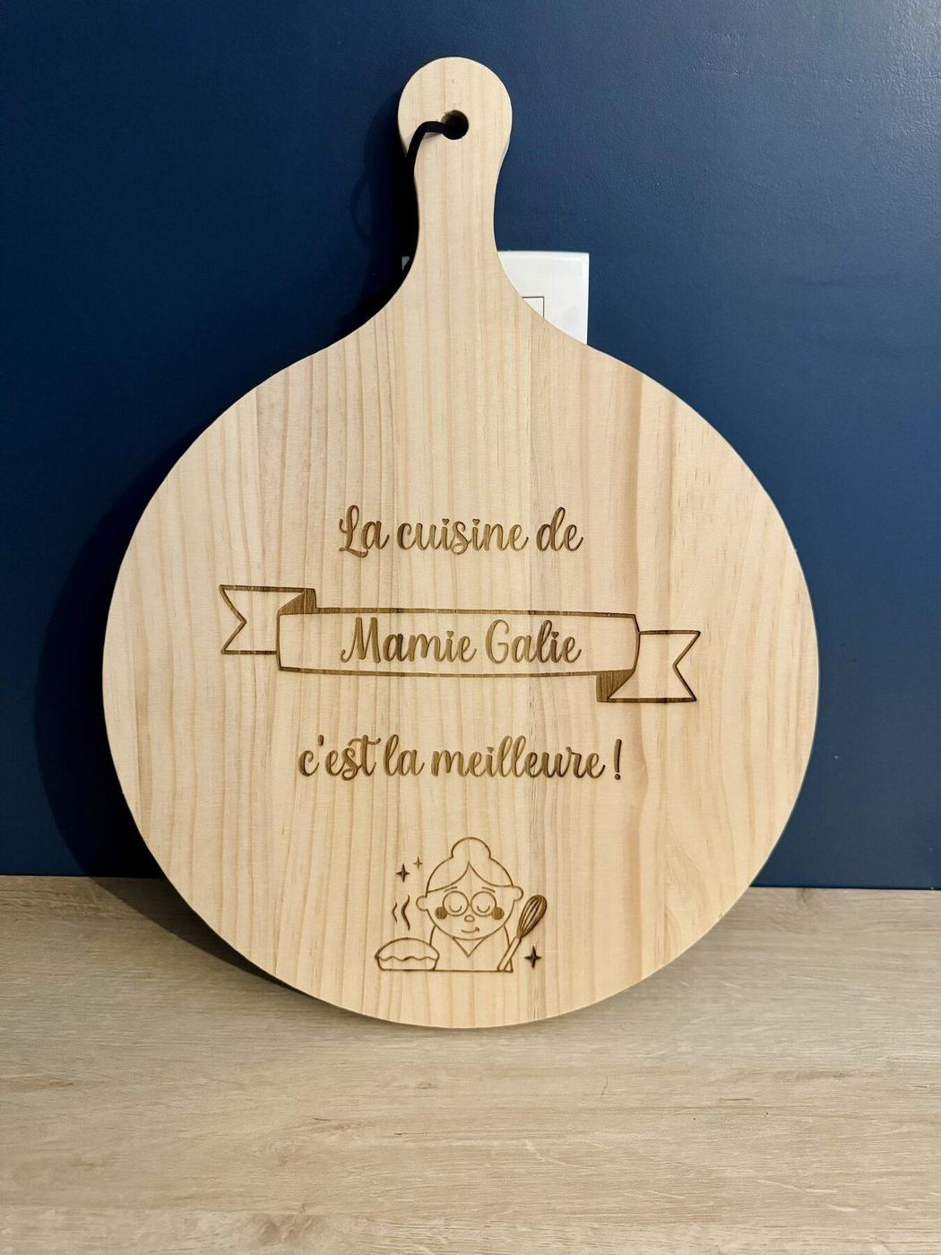 Planche décorative ronde gravée « La cuisine de Mamie Galie, c'est la meilleure ! », créations L'Univers du Petit Bois