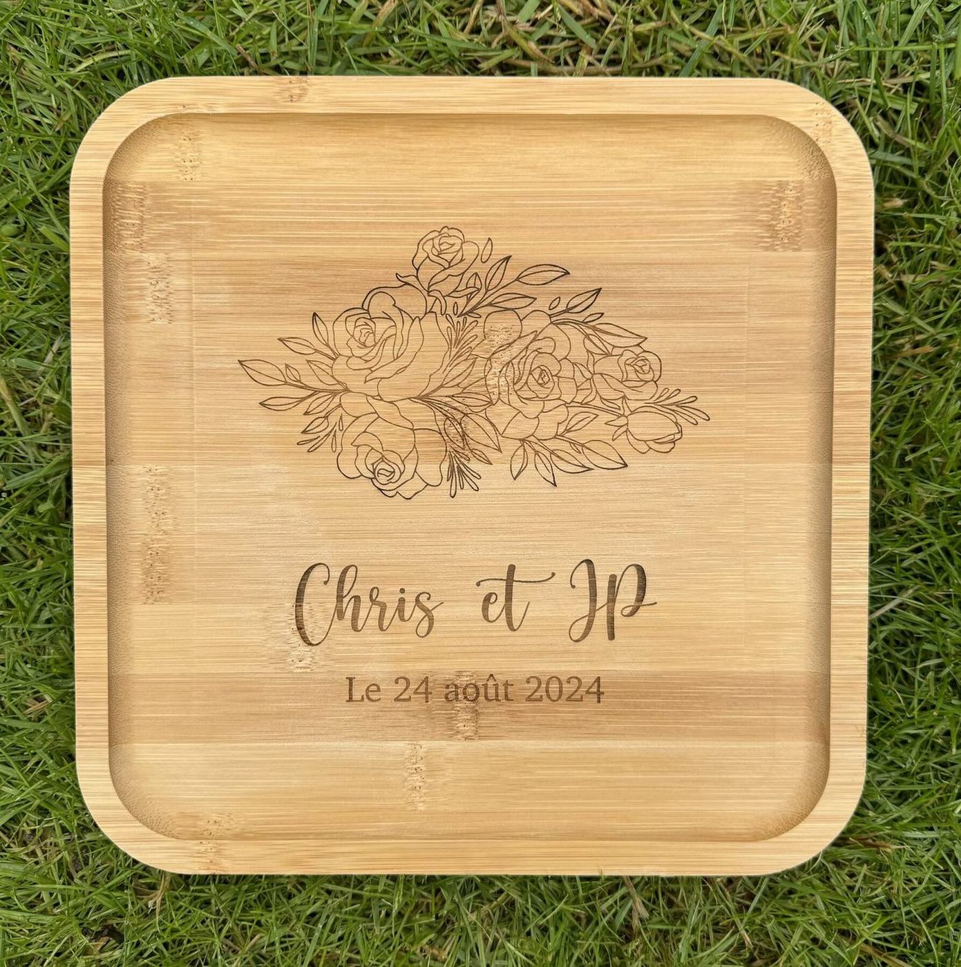 Plateau carré gravé de mariage « Chris et JP », bouquet de roses et date, créations L'Univers du Petit Bois