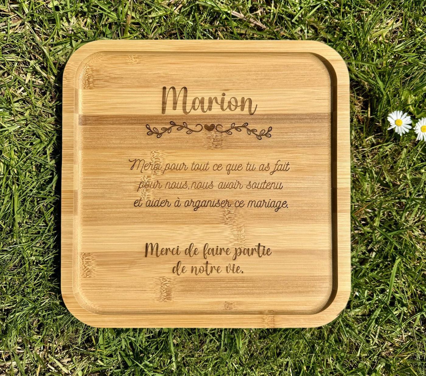 Plateau carré gravé « Marion », message de remerciement pour un mariage, créations L'Univers du Petit Bois