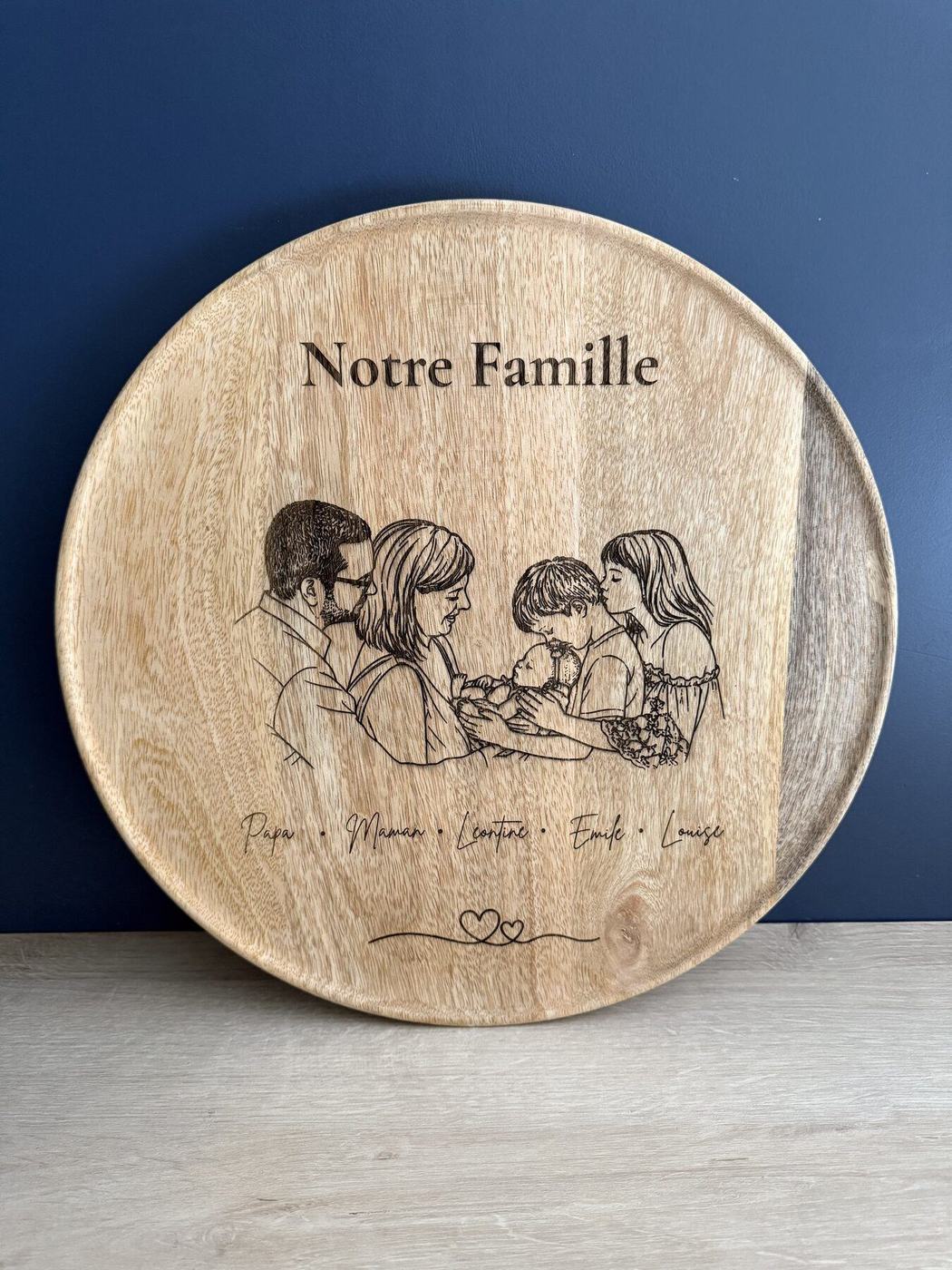 Plateau rond en bois gravé « Notre Famille », illustration famille et prénoms, créations L'Univers du Petit Bois