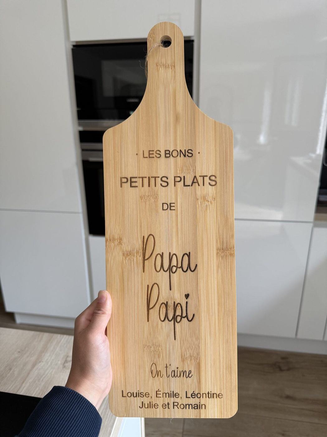 Planche à découper gravée « Les bons petits plats de Papa Papi », tenue en main, créations L'Univers du Petit Bois