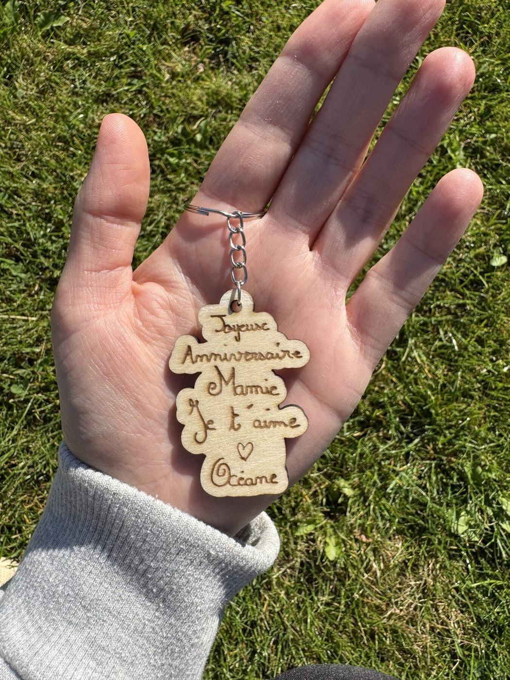 Porte-clés en bois gravé « Joyeux Anniversaire Mamie, je t'aime Océane », créations L'Univers du Petit Bois