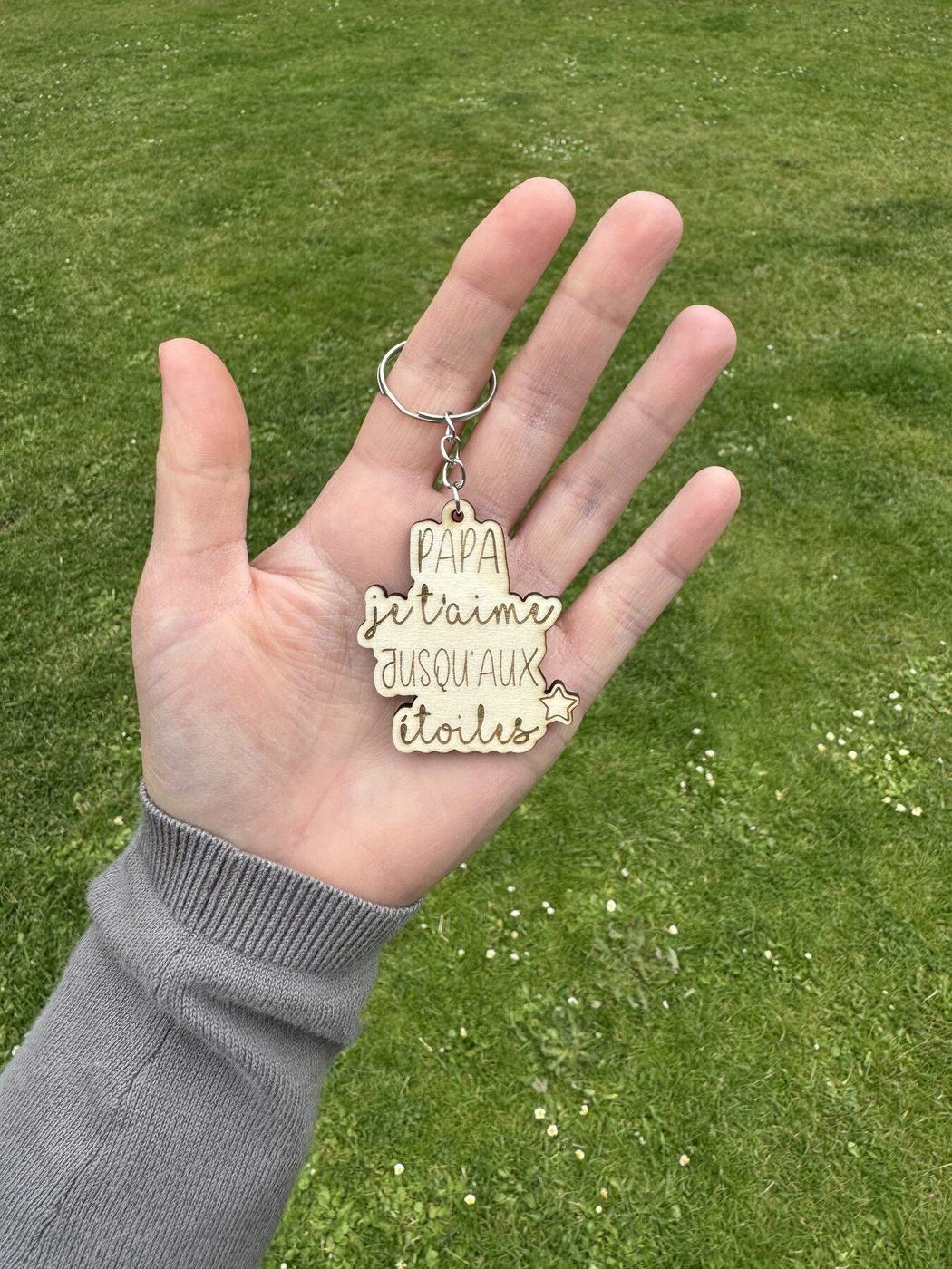Porte-clés en bois gravé « Papa je t'aime jusqu'aux étoiles », créations L'Univers du Petit Bois