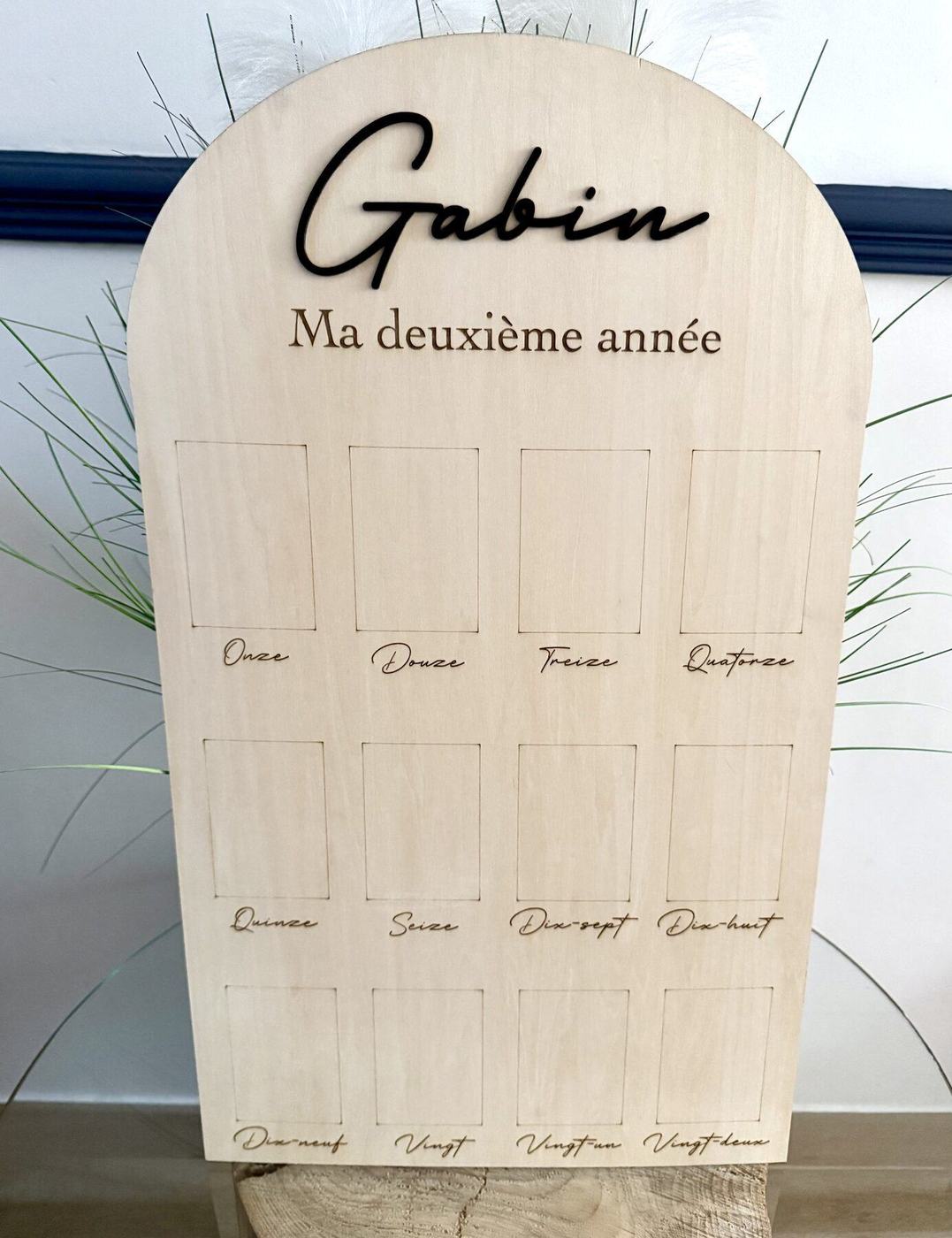 Panneau Ma deuxième année, prénom Gabin gravé en noir, créations L'Univers du Petit Bois