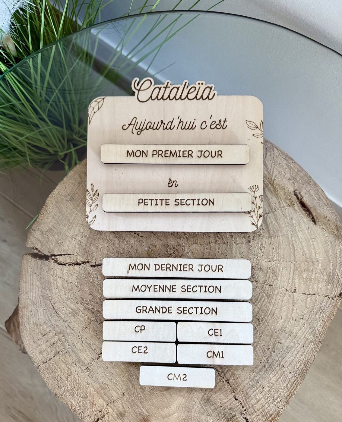 Plaque évolutive de rentrée fleurie avec plaquettes interchangeables, prénom Cataleïa