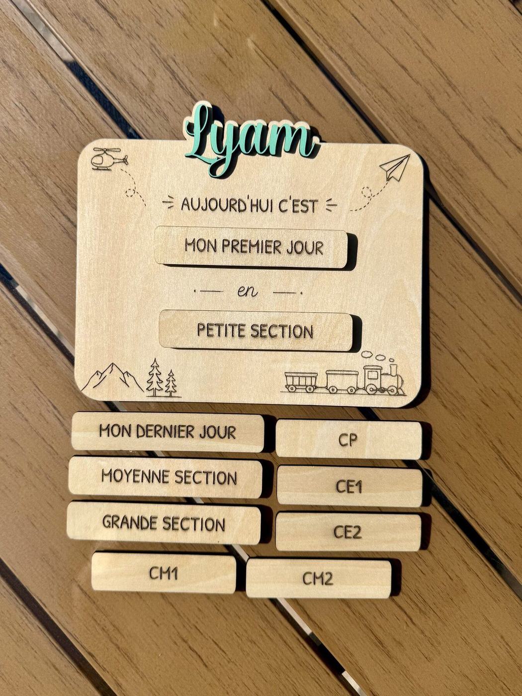 Plaque évolutive de rentrée avec plaquettes interchangeables, prénom Lyam
