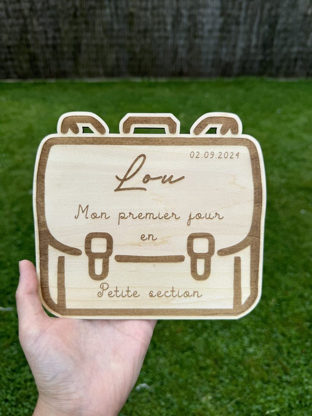 Plaque en bois personnalisée en forme de cartable, prénom et date gravés