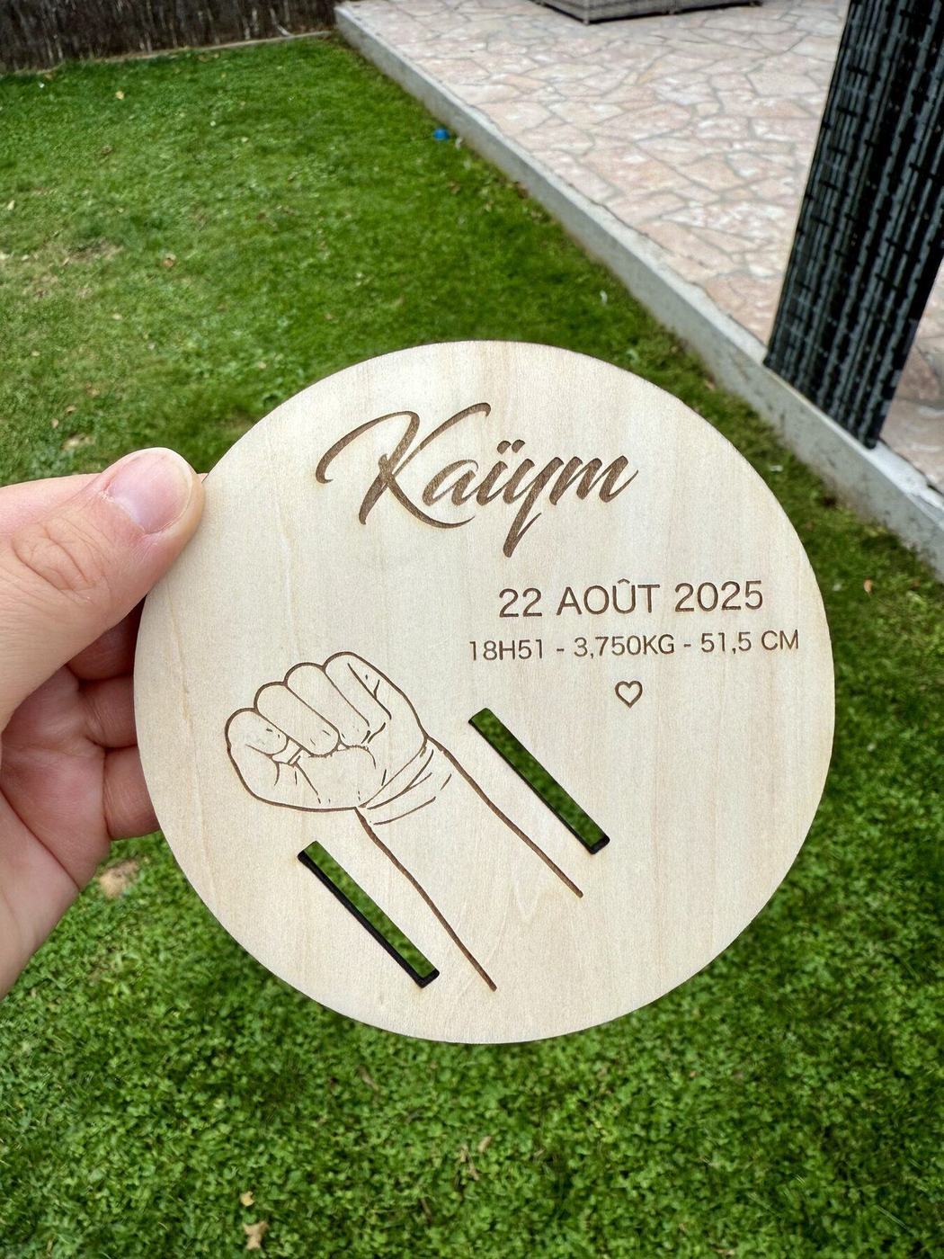 Support bracelet de naissance en bois gravé, prénom Kaÿm, vue d'ensemble