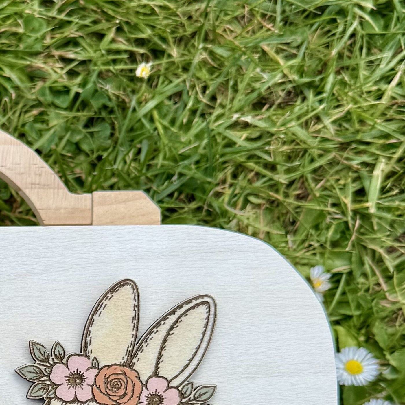 Illustration gravée d'un lapin fleuri, thème valise de naissance