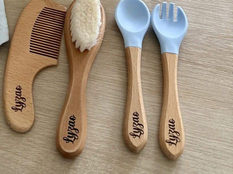 Gros plan sur les accessoires personnalisés gravés : peigne, brosse, couverts
