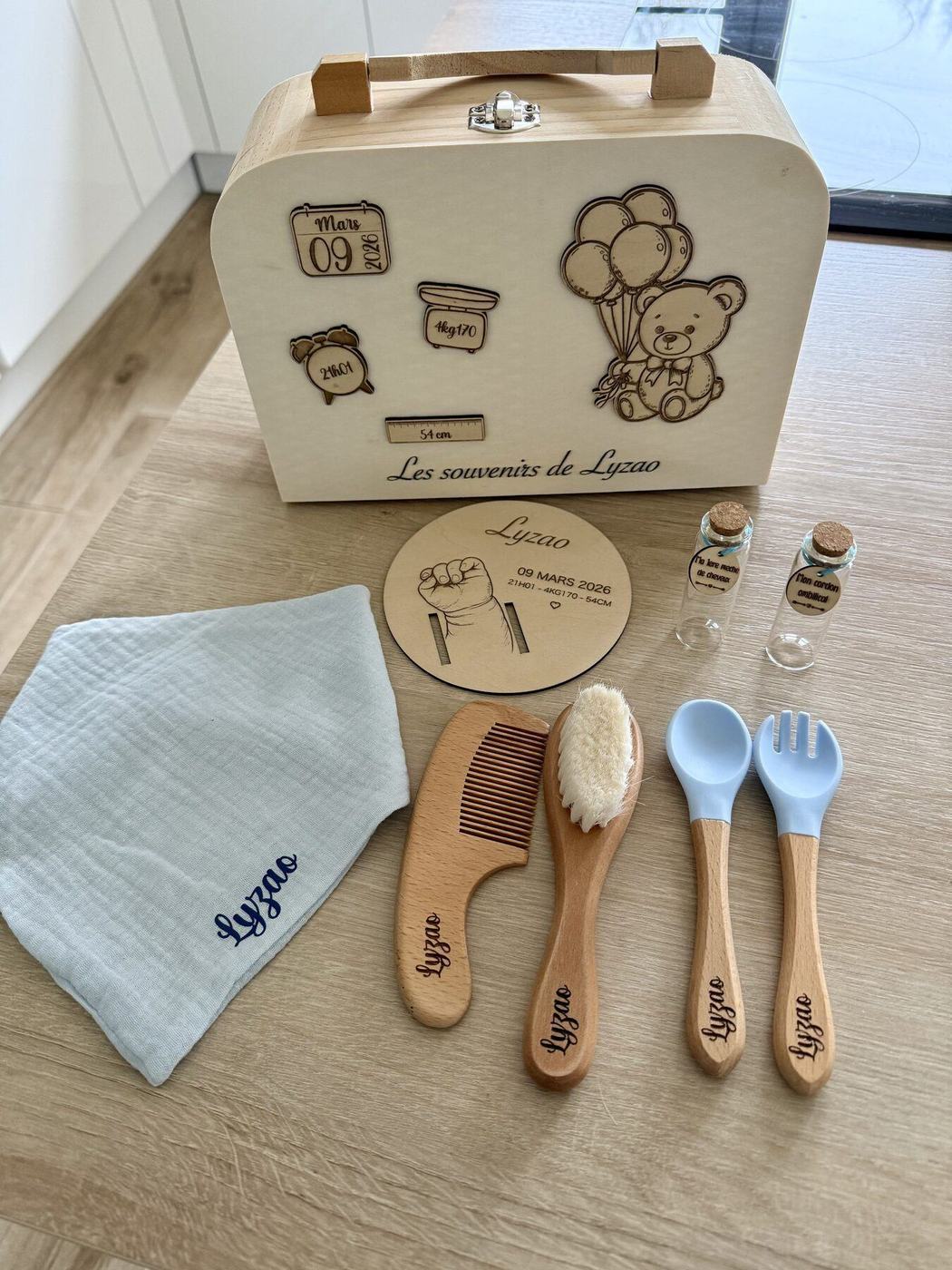 Valise de naissance en bois personnalisée avec accessoires, créations L'Univers du Petit Bois