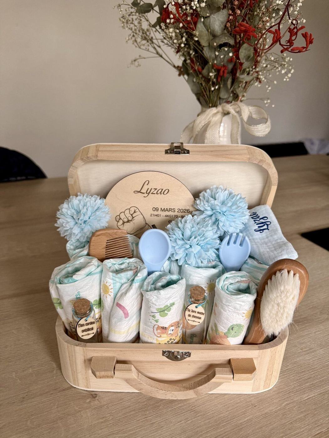 Valise ouverte thème ourson bleu, créations L'Univers du Petit Bois