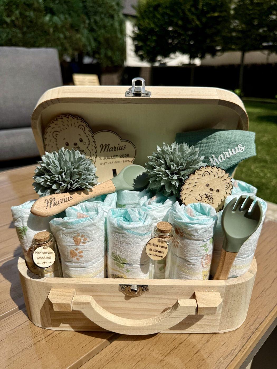 Valise souvenir de naissance en bois personnalisée, créée par L'Univers du Petit Bois