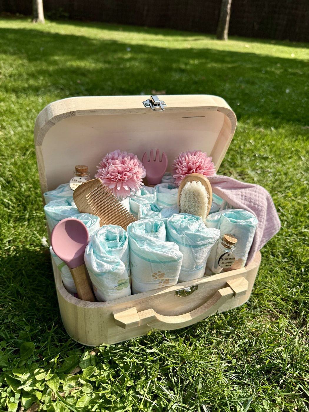 Valise ouverte aux tons roses et fleuris, créations L'Univers du Petit Bois